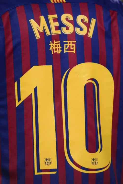 Los jugadores del Barsa salieron con su nombre en chino  en la espalda abajo de del nombre en español. (Foto: AFP)