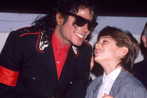 Michael Jackson junto a Safechuck. (Foto: AFP) 