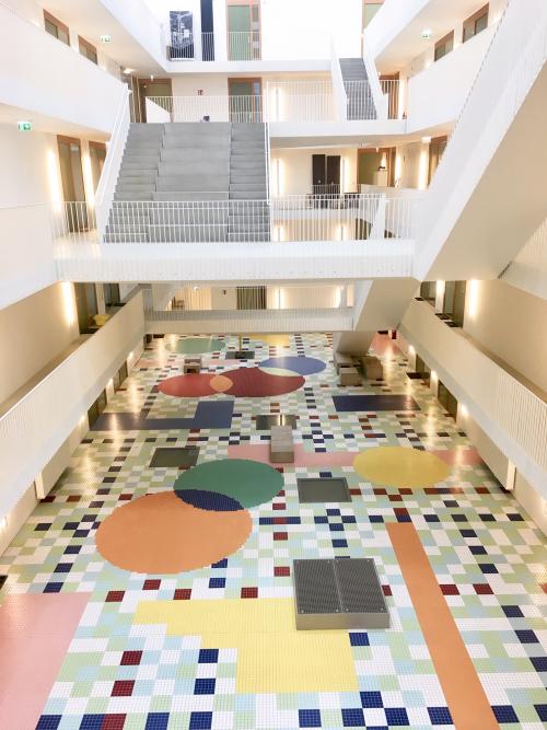 El piso hecho de azulejos de 5X5 centímetros está inspirado en los textiles guatemaltecos.  (Foto: Carlos Pérez) 