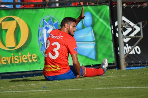 Landín se duele a un costado de la cancha, luego de sufrir un problema muscular. (Foto: Rudy Martínez/Soy502)