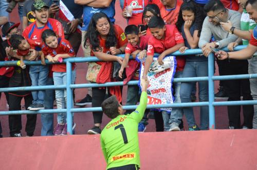 Nicholas Hagen le regala sus guantes a unos pequeños aficionados. (Foto: Rudy Martínez/Soy502)