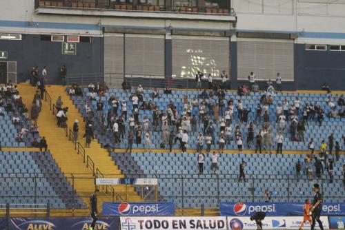 El Estadio Nacional Doroteo Guamuch Flores lució vacío ante la poca presencia de aficionados de Comunicaciones. (Foto: Luis Barrios/Soy502)