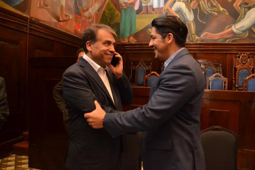 Los dos candidatos presidenciales se saludaron al concluir la presentación de la iniciativa de ley. (Foto: cortesía José Castro)