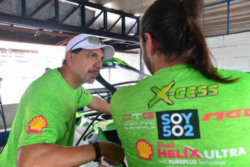 Carlos Zaid ajusta detalles con su equipo antes de la competencia. (Foto: Jesús Alfonso/Soy502)