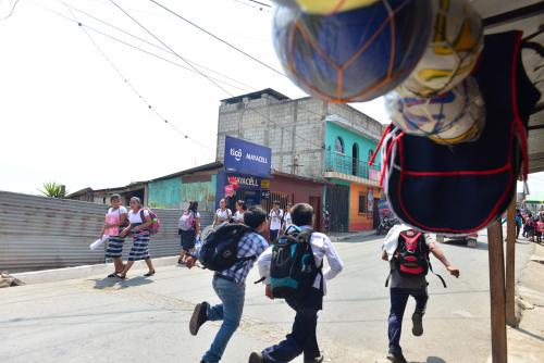 Los niños juegan en las calles sin supervisión de adultos (Foto: Jesús Alfonso/Soy502)