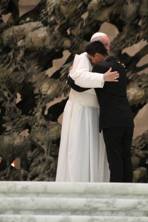 El papa Francisco abraza a Diego Martínez al escuchar sus palabras. (Foto: Ángel Martínez)