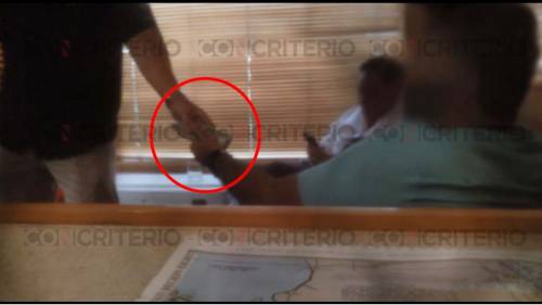 En la secuencia se observa a Mario Estrada recibiendo dinero. (Foto: Con Criterio) 