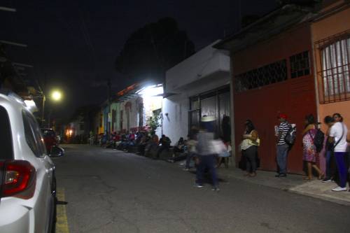Los migrantes llegan desde muy temprano a las afueras del COMAR en busca de la Visa Humanitaria. (Foto: Fredy Hernández/Soy502)