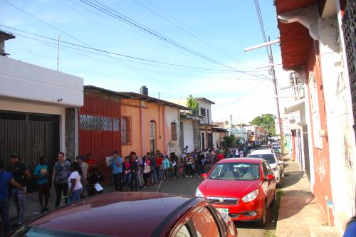 Las filas llegan a alcanzar hasta los 800 metros de espera, la cual empieza desde una noche anterior. (Foto: Fredy Hernández/Soy502)