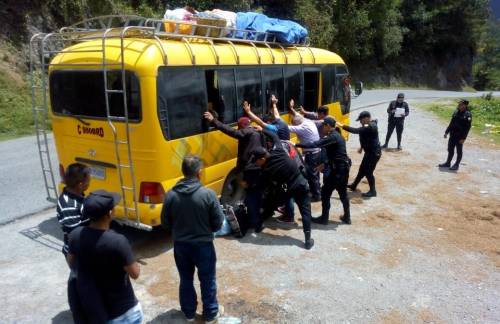 Según los migrantes, en los retenes han tenido que pagar a transportistas y agentes policiales para continuar su rumbo hacia México. (Foto: PNC)