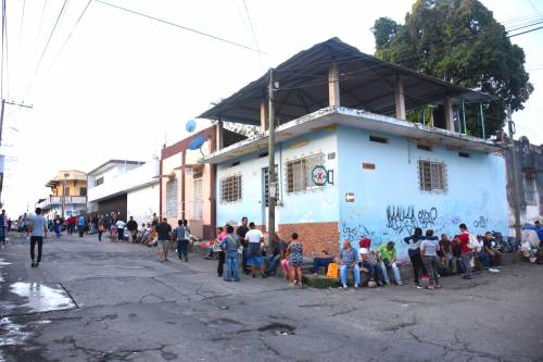Algunos migrantes se sienten preocupados pues las maras han empezado a llegar a Tapachula y han localizado a varios que han salido de sus países víctimas de las extorsiones y la violencia. (Foto: Jorge López/Nuestro Diario)
