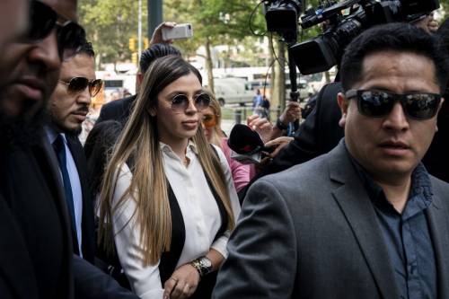 La esposa del Chapo Guzmán no habló con la prensa que buscaba una reacción antes de la sentencia. (Foto: AFP)