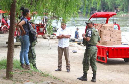 Elementos de la Guardia Nacional y de Migración mantienen operativos permanentes a orillas del Suchiate. (Foto: Fredy Hernández/Soy502)