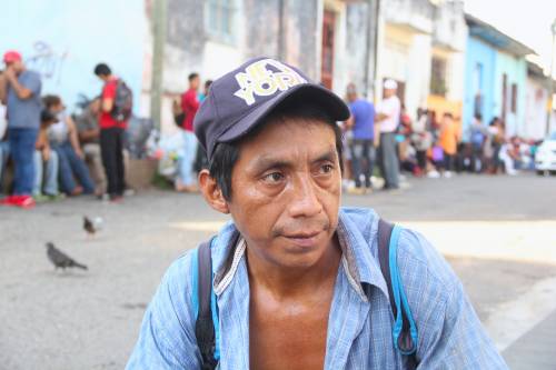 El hombre buscaba regresar a su casa, en su mirada se notaba la desilusión. Los días que estuvo en Tapachula pasó más penas que en su natal Pajapita. (Foto: Fredy Hernández/Soy502)