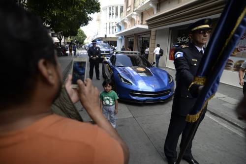 El Corvette llamó la atención de las personas que observaban el desfile. (Foto: Wilder López/Soy502)