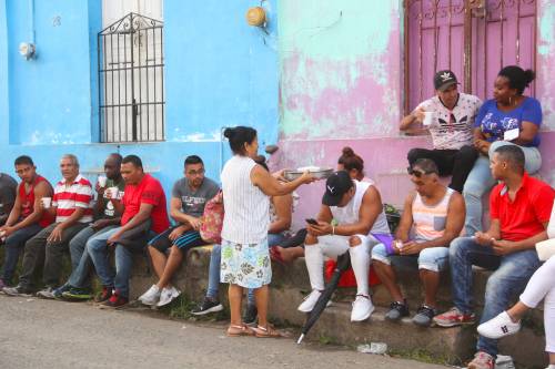 Algunas personas llegan para apoyar al pastor en la labor de repartir los alimentos a los migrantes. (Foto: Fredy Hernández/Soy502)