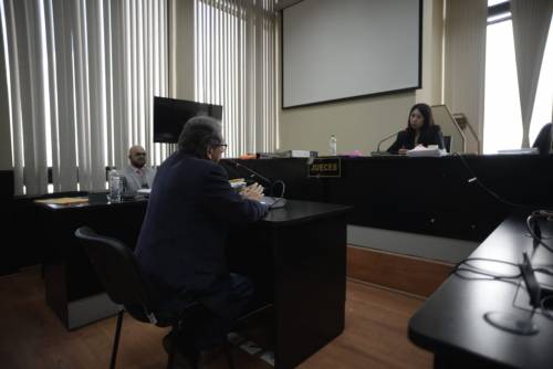 La jueza Érika Aifán le pregunta a Mario Linares se desea declarar. Respondió que no. (Foto: Wilder López/Soy502) 