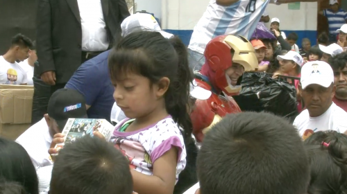 Una niña observa el obsequio que le entregó personal del staff de Neto Bran. (Foto: captura de pantalla)