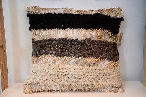 Este cojín hecho con fibra de maguey y lana de oveja es uno de los más especiales de Natural Art. (Foto: Selene Mejía/Soy502) 