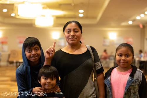 Julia Sánchez y sus niños llegaron al centro de votación en Maryland para emitir su voto. (Foto: Aurora Samperio)