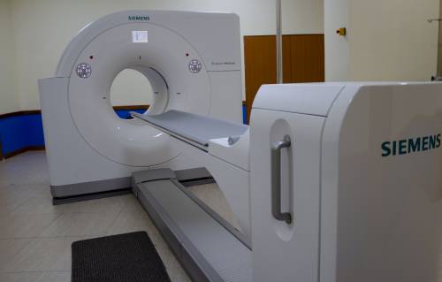 Esta tecnología une dos estudios de imagen, la tomografía computarizada y la tomografía por emisión de positrones. 