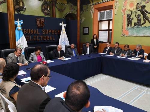 Los magistrados del TSE en conferencia de prensa, acompañados de los presidentes de las Juntas Electorales. (Foto: José Miguel Castañeda/Soy502)