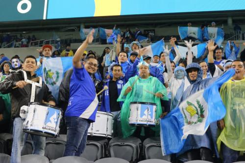 Los guatemaltecos hacen fiesta en el estadio de Los Ángeles. (Foto: Fedefut)