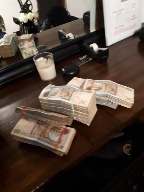 En otra casa se ubicó dinero en efectivo. (Foto: PNC) 