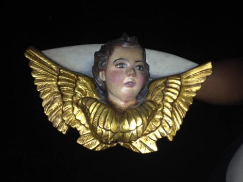 La imagen del Ángel está colocada en la base de la pintura de María Auxiliadora del Templo San Francisco El Grande. (Foto: Facebook)