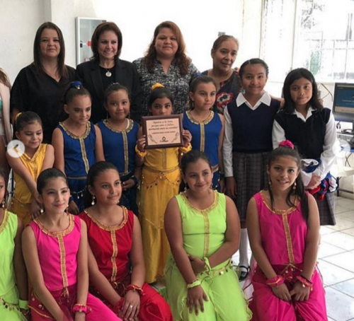 Las pequeñas de la escuela organizaron una obra de teatro para la madre y hermanas de Arturo Castro. (Foto: Instagram) 