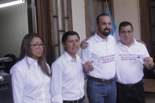 El candidato a alcalde llegó al TSE acompañado de su esposa. (Foto: La Hora) 