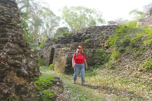 Los turistas extranjeros se quedan sorprendidos con la riqueza histórica de Uaxactún. (Foto: Fredy Hernández/Soy502)