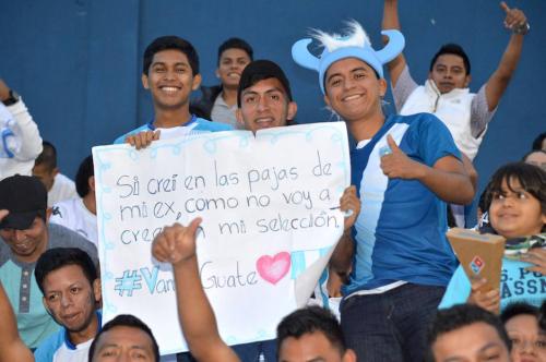 La creatividad de los aficionados guatemaltecos quedó reflejada en sus carteles. (Foto: Rudy Martínez/Soy502)