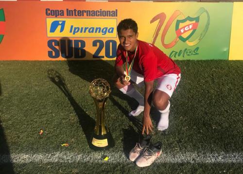 El guatemalteco Marcelo Saraiva ha ganado varios campeonatos en el fútbol juvenil de Brasil. (Foto: Cortesía)