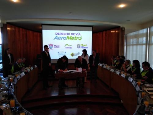 El Ministerio de Comunicaciones y la Municipalidad de Guatemala firmaron el acuerdo para que el primero le ceda a la comuna el espacio para la construcción del Aerometro. (Foto: José David López/Soy502)