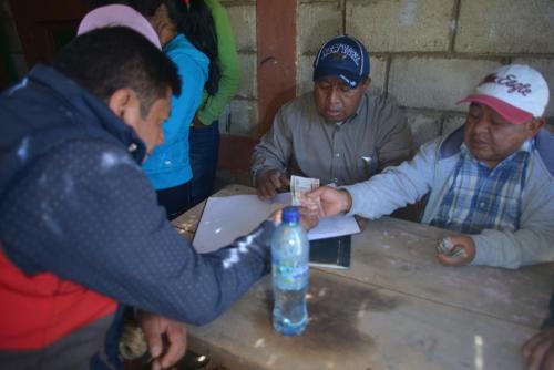 Líderes de la comunidad reúnen dinero para sufragar los gastos de los sepelios. (Foto: Jesús Alfonso/Soy502)