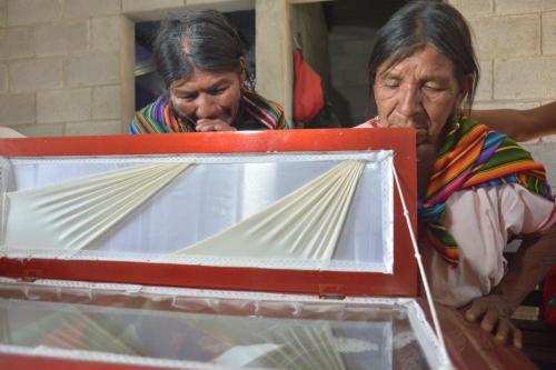Magdalena Tulul Tulul (izquierda), llora la partida de su esposo Juan Chávez en su hogar de la aldea Tzucubal, Nahualá. Él fue la víctima del primer accidente en la ruta Interamericana. (Foto: Jesús Alfonso/Soy502)