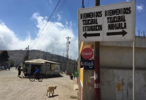 A la izquierda, estás en territorio de Ixtahuacán; a la derecha la aldea pertenece a Nahualá. El conflicto es ancestral en esta comunidad. (Foto: Fredy Hernández/Soy502)