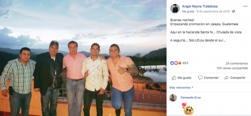 En esta imagen se observa a Mario Estrada en compañía de Edwin Luna y otros miembros del popular grupo La Trakalosa. (Foto: Facebook) 