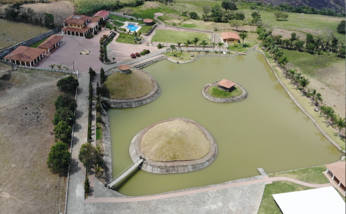 Vista de la laguna artificial ubicada en el centro de la finca de Mario Estrada.  Tiene una isla a la que se llega en un cayuco que está a disposición de los visitantes. (Foto: Wilder López/Soy502) 