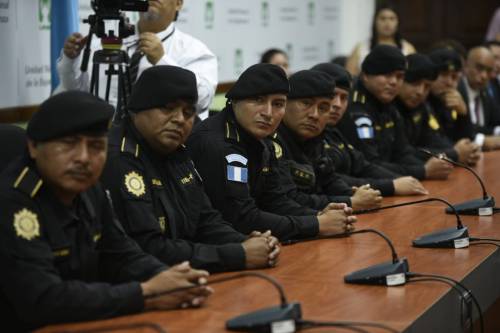 Según Gobernación, los agentes de la fotografía eran los encargados de brindar seguridad a Mario Estrada. (Foto: Wilder López/Soy502)