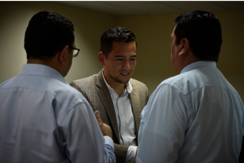José Manuel Morales su tío Sammy Morales y el abogado defensor conversan en un receso en la audiencia 97 del juicio en su contra. (Foto: Wilder López/Soy502) 