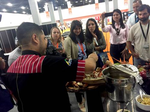 Las personas que se acercaban al stand guatemalteco no se arrepintieron de hacerlo. (Foto: María José Carpio)