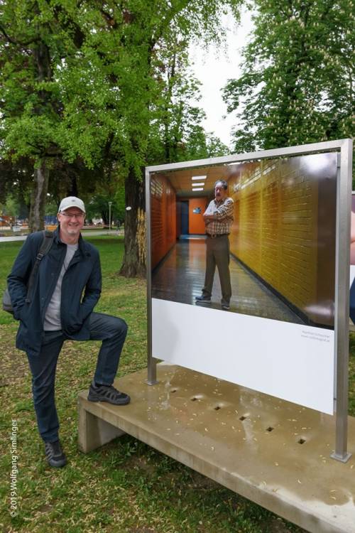 Manfred Scheucher junto a una de las fotografías que tomó en Guatemala. (Foto: Wolfgang Simlinger) 