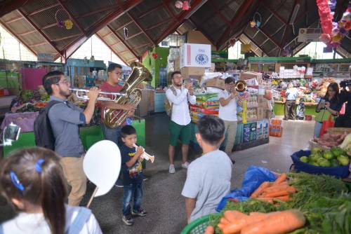 En medio de varias ventas de verduras, granos y otros productos los músicos sorprendieron a locatarios y compradores del mercado de la Justo. (Foto: Jesús Alfonso/Soy502)