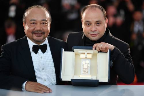 El cineasta guatemalteco junto a su premio. (Foto: AFP)