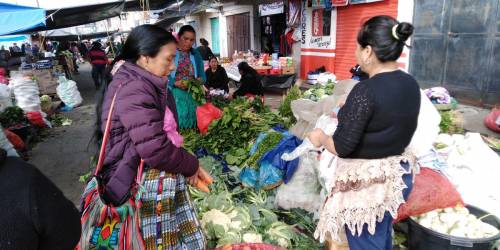 Thelma Cabrera, candidata a la presidencia por el MLP, visitó el mercado de San Pedro Sacatepéquez, San Marcos. (Foto: Twitter/MLP)