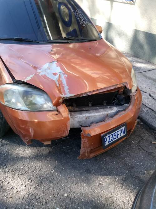 El carro presenta varios daños. (Foto: PNC) 