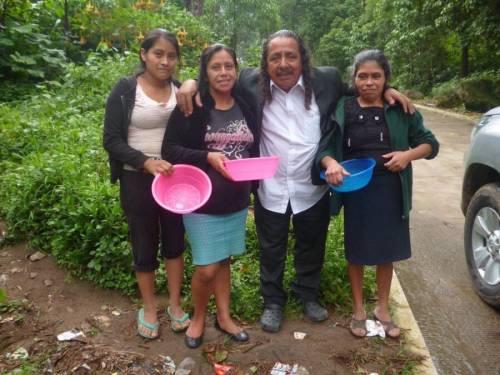 En su municipio ofrece utensilios de cocina a a las vecinas. (Foto: captura Twitter) 