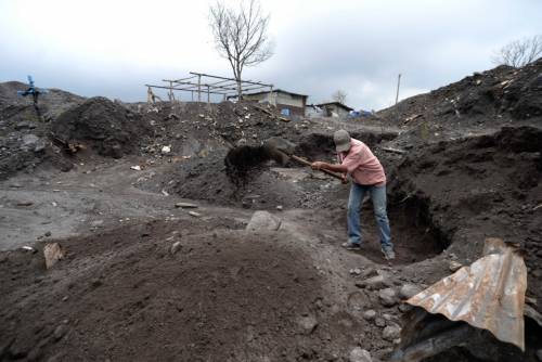 Felipe Xoc sobrevivió, pero su esposa y su hijo de un año quedaron soterrados. Aún los busca. (Foto: Wilder López/Soy502)